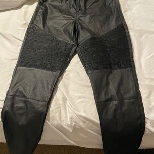 BLACK PU LEATHER PANTS!